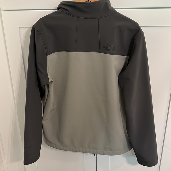 Men’s Gray North Face Shell Jacket in medium - Picture 3 of 3